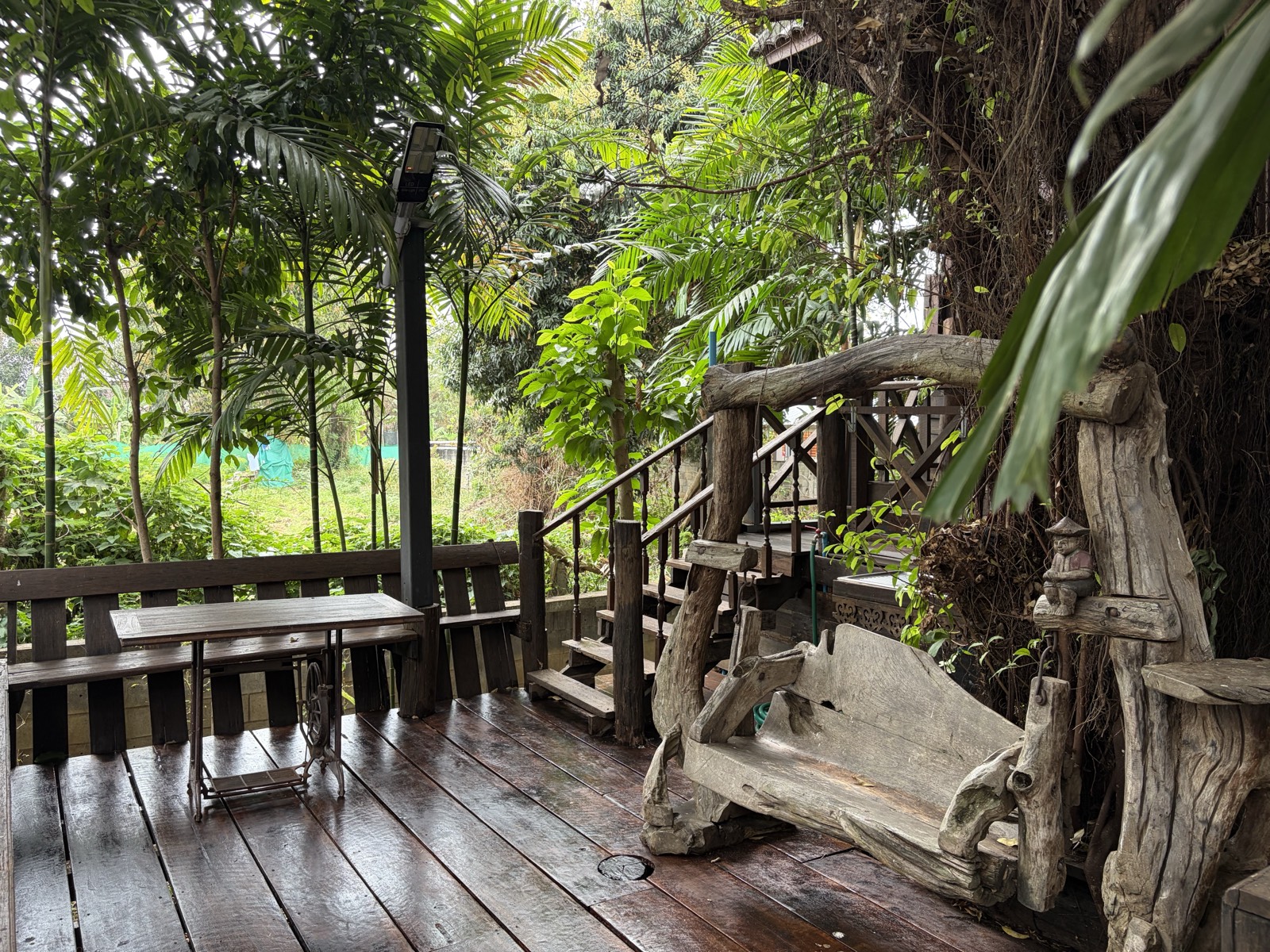 Buarawong deck with swing