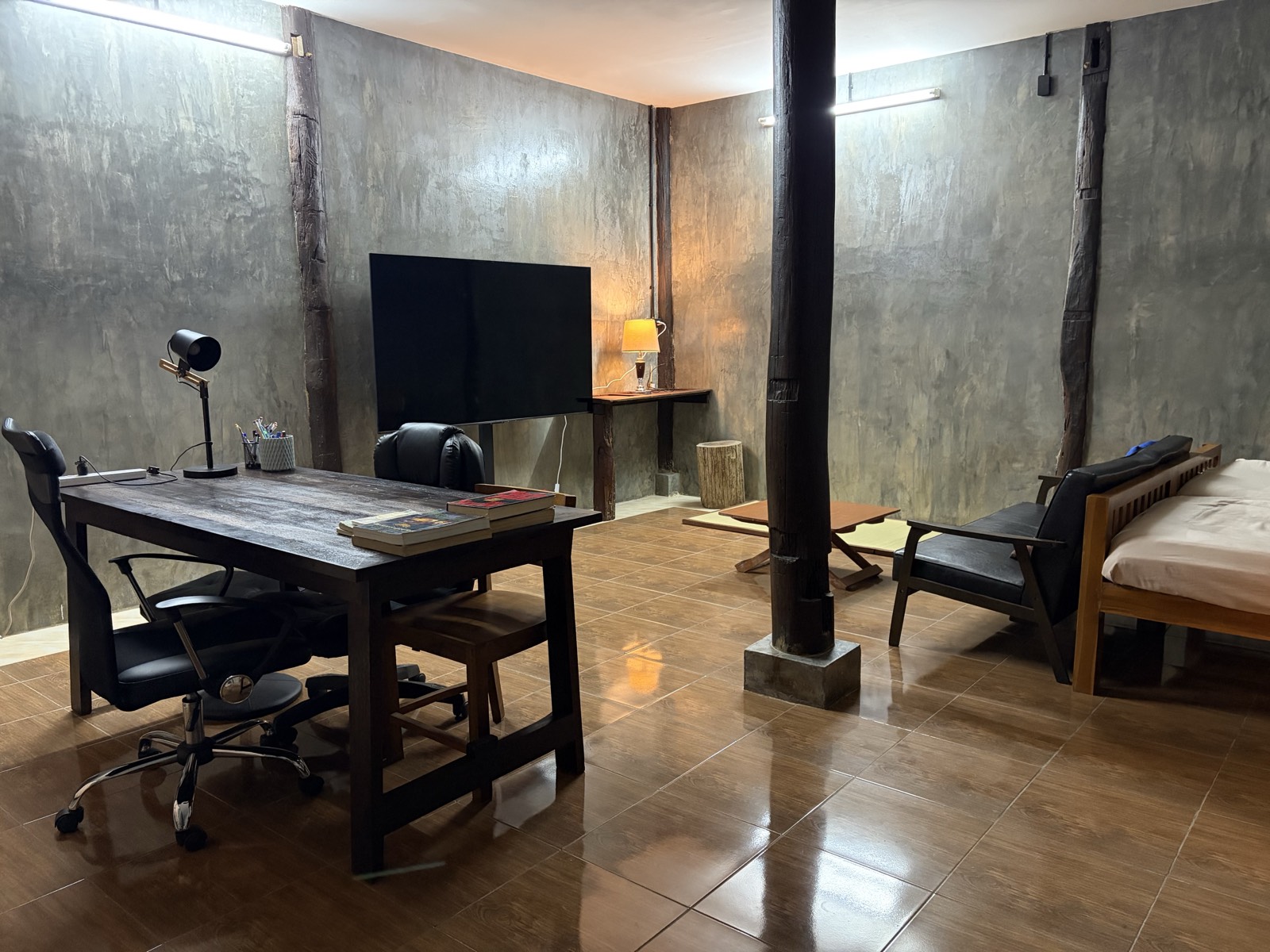 Sabannga desk and monitor