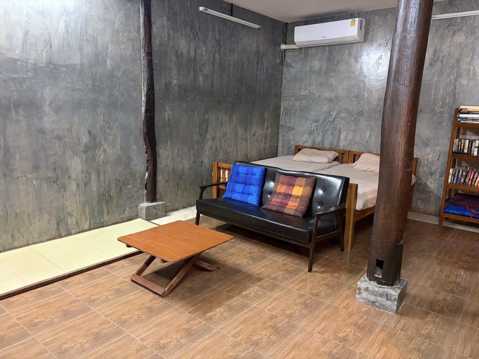 Sabannga full room with bed and couch